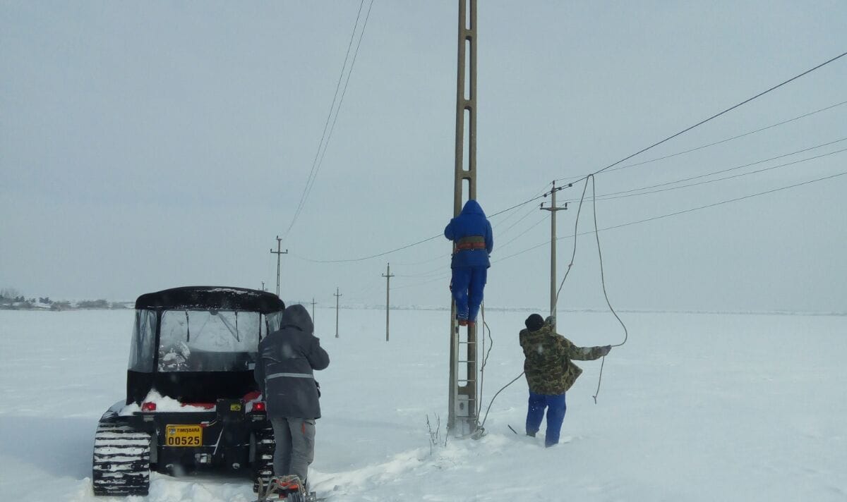 Sute de gospodării fără curent electric