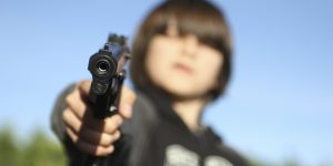 Un copil din Turnu Măgurele, prins de polițiști cu o armă asupra sa