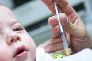 refuză să-și vaccineze copiii împotriva rujeolei vaccin