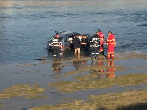 a cazut cu masina in rau