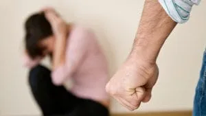 Teroare în propria casă. Soție agresată în repetate rânduri, soțul a fost reținut de polițiști