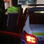 Tânăr reținut după ce a agresat o femeie, i-a distrus telefonul și a amenințat-o cu un briceag