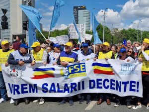 Profesorii cer salarii mai mari, guvernul promite analize