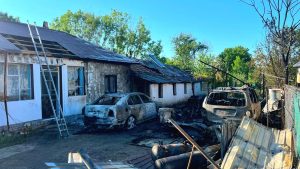 Incendiu. Două autoturisme au ars ca niște torțe, iar flăcările s-au extins la două locuințe