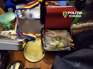 Rețea de droguri, destructurată! Cocaină, canabis și substanțe psihoactive, descoperite la un tânăr de 27 de ani