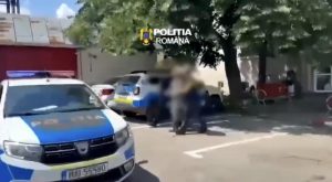 Bărbat reținut pe stradă cu muniție, droguri și seringi asupra sa