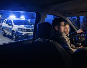 Bătută în mașină, sub privirile propriilor copii. Soț reținut pentru violență în familie